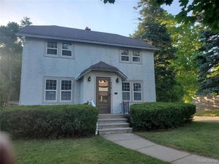 358 W Iroquois Road, Pontiac, MI 48341