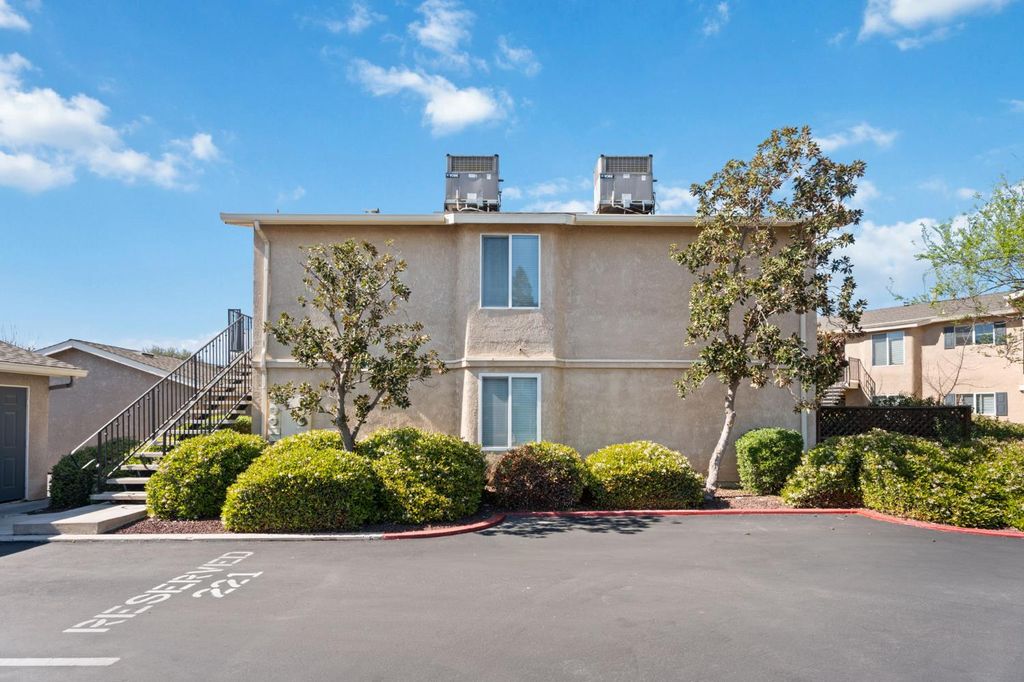 Image 5 of property listing at 3739 W Bullard Avenue # 219, Fresno, CA 93711