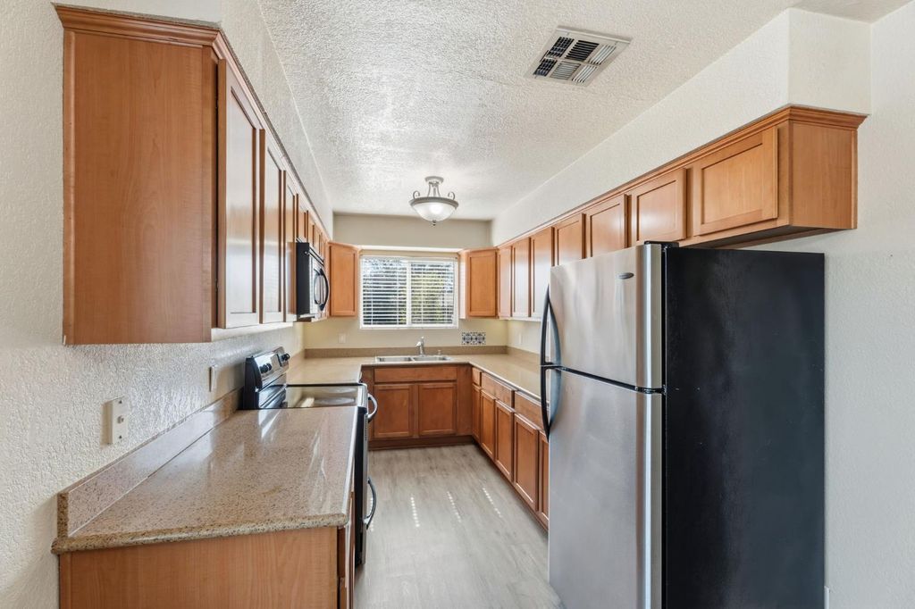 Image 8 of property listing at 3739 W Bullard Avenue # 219, Fresno, CA 93711