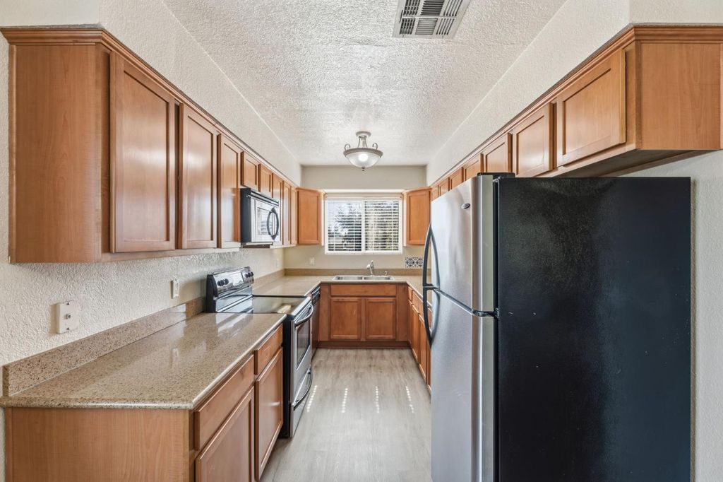 Image 9 of property listing at 3739 W Bullard Avenue # 219, Fresno, CA 93711