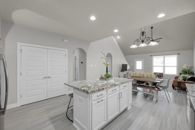 10 Canterborough Place, Tomball, TX 77375