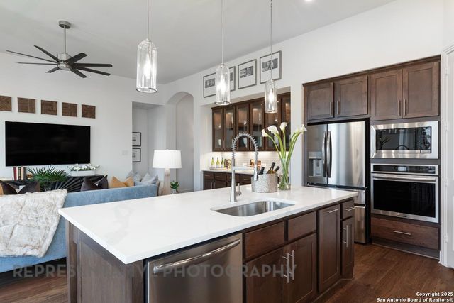 255 White Oak, Castroville, TX 78009