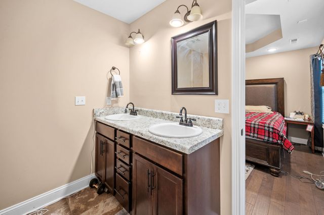 240 Azalea Dr, Oak Grove, KY 42262