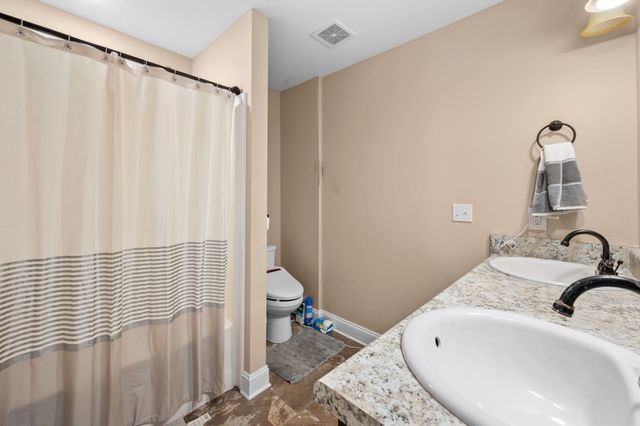 240 Azalea Dr, Oak Grove, KY 42262