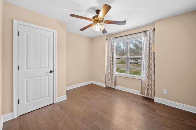 240 Azalea Dr, Oak Grove, KY 42262