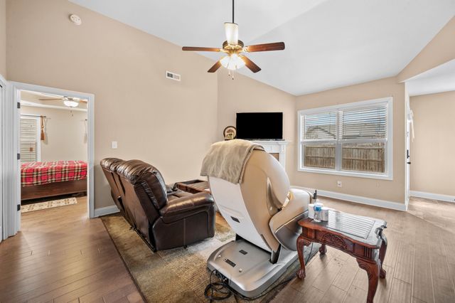 240 Azalea Dr, Oak Grove, KY 42262