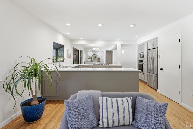 727 Cindy Ln, Petaluma, CA 94952