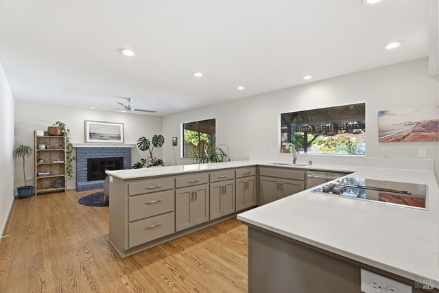 727 Cindy Ln, Petaluma, CA 94952