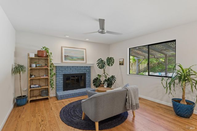 727 Cindy Ln, Petaluma, CA 94952