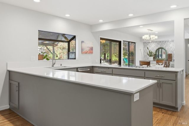 727 Cindy Ln, Petaluma, CA 94952