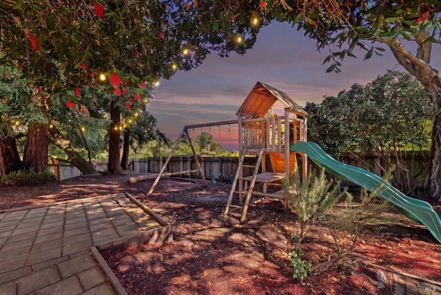 727 Cindy Ln, Petaluma, CA 94952