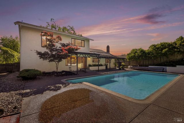 727 Cindy Ln, Petaluma, CA 94952