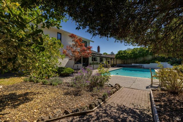 727 Cindy Ln, Petaluma, CA 94952