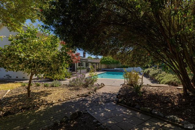 727 Cindy Ln, Petaluma, CA 94952