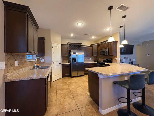 2836 Bear Rock Place, El Paso, TX 79938