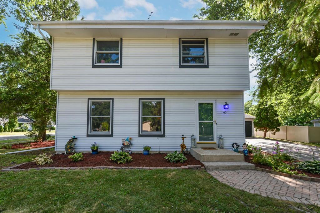 45 N Maria DRIVE, Elkhorn, WI 53121