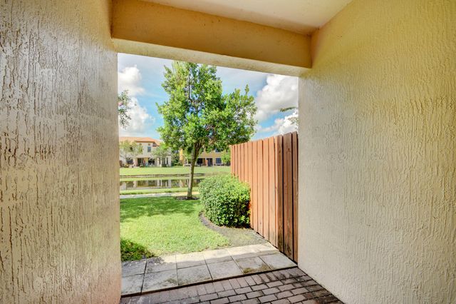 10385 Wellington Parc Drive, Wellington, FL 33449