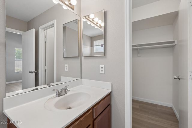 11904 N 76th Lane, Peoria, AZ 85345