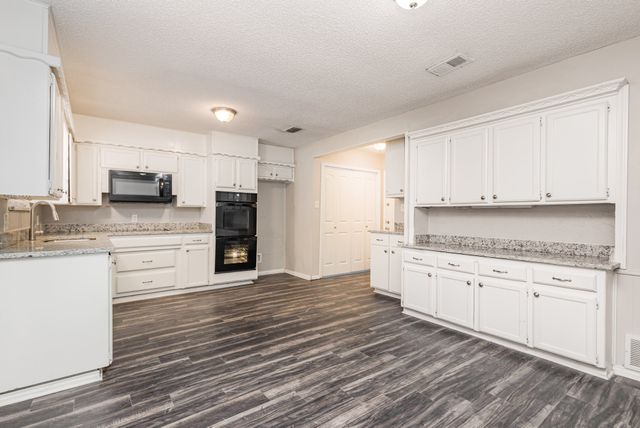 736 Springhill Drive, Hurst, TX 76054