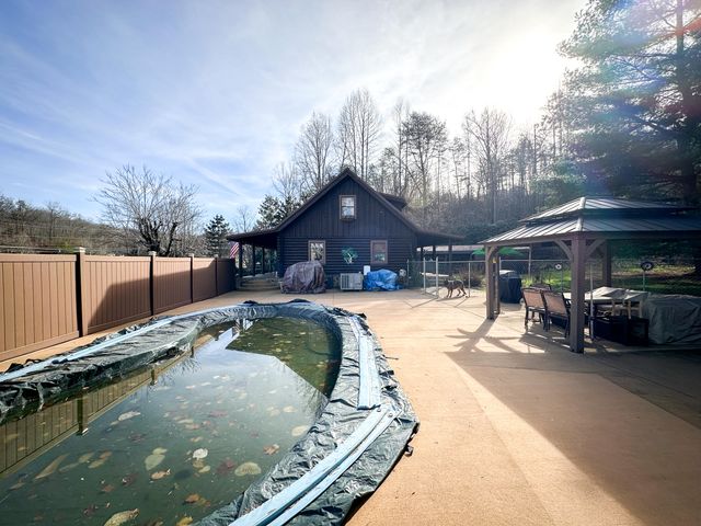 766 Old Flat Lick School Road, Flat Lick, KY 40935