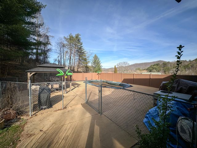 766 Old Flat Lick School Road, Flat Lick, KY 40935