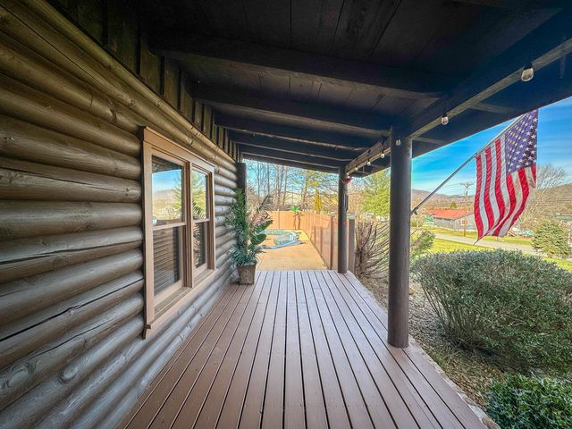 766 Old Flat Lick School Road, Flat Lick, KY 40935