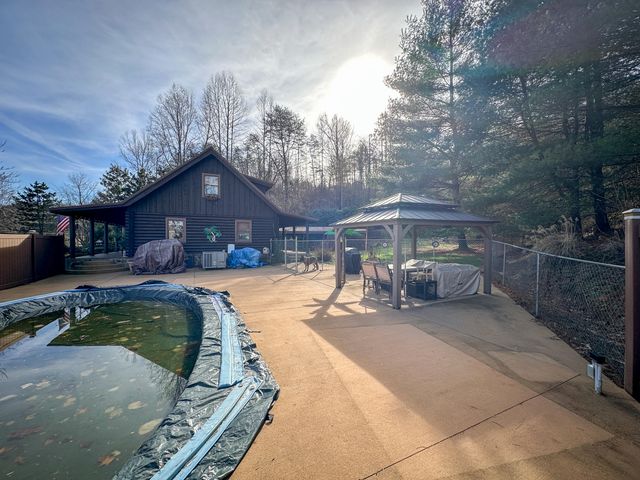 766 Old Flat Lick School Road, Flat Lick, KY 40935