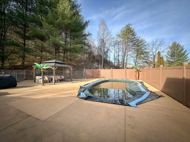 766 Old Flat Lick School Road, Flat Lick, KY 40935