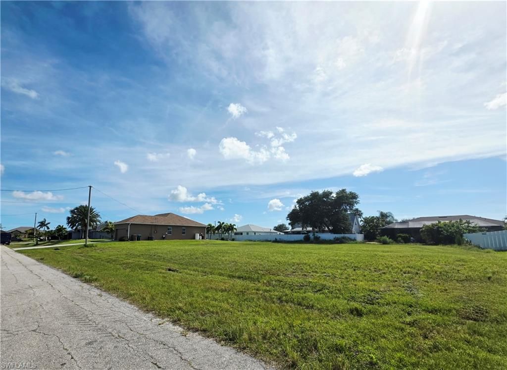 Image 3 of property listing at 1216 NW 14th PL, Cape Coral, FL 33993