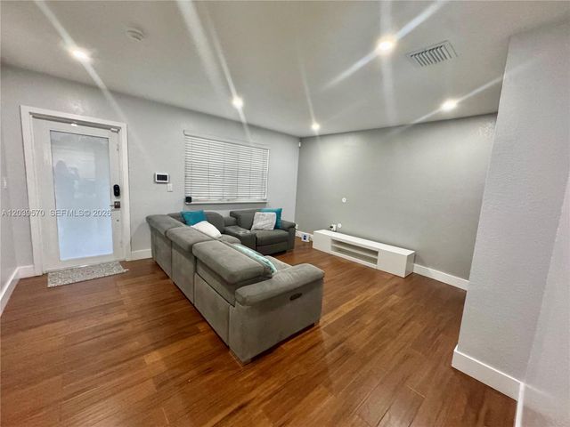 3010 N 73rd Ave, Hollywood, FL 33024
