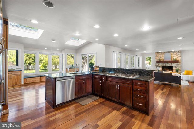 2 POLLAK COURT, Cranbury, NJ 08512