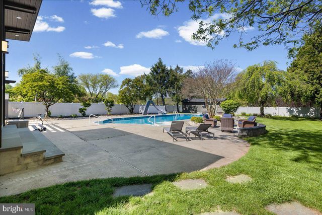 2 POLLAK COURT, Cranbury, NJ 08512