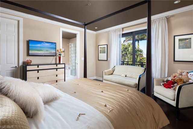 450 10th AVE S, Naples, FL 34102