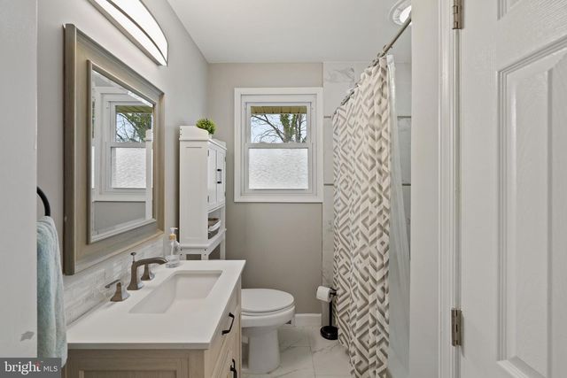 114 N VALLEYBROOK RD, Cherry Hill, NJ 08034