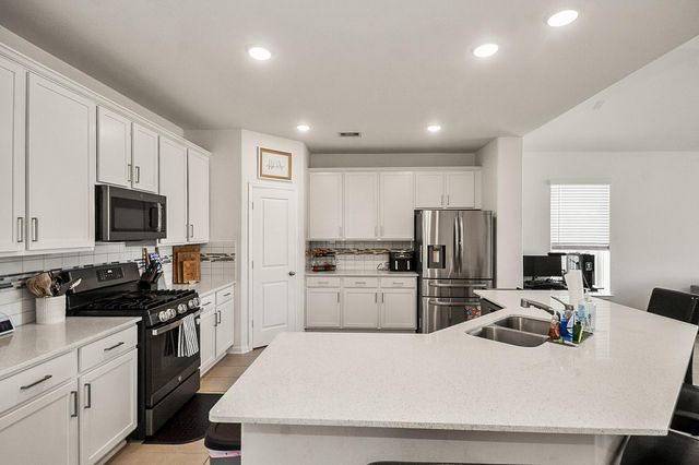 418 Wellshire Drive, West Columbia, TX 77486