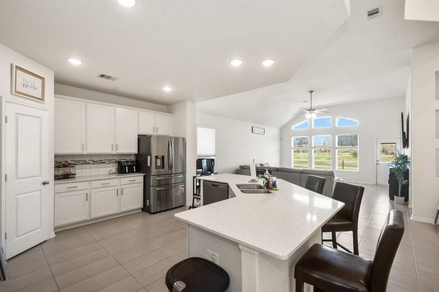 418 Wellshire Drive, West Columbia, TX 77486