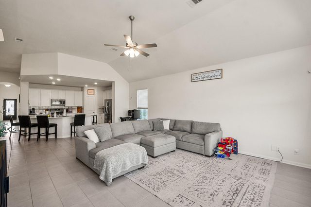 418 Wellshire Drive, West Columbia, TX 77486