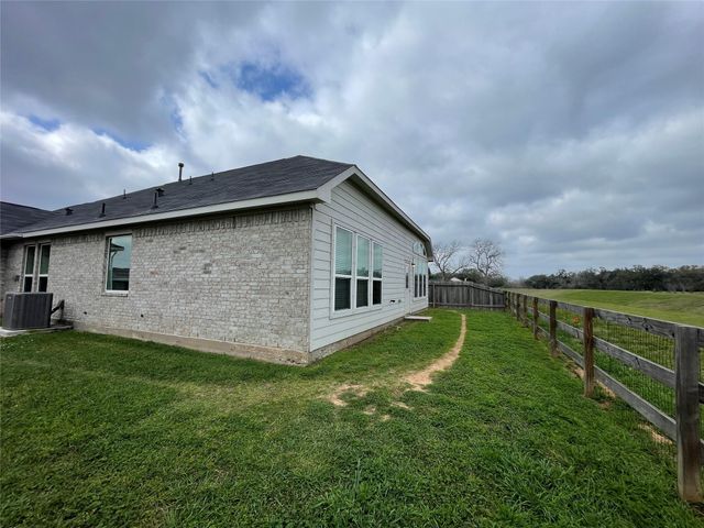 418 Wellshire Drive, West Columbia, TX 77486