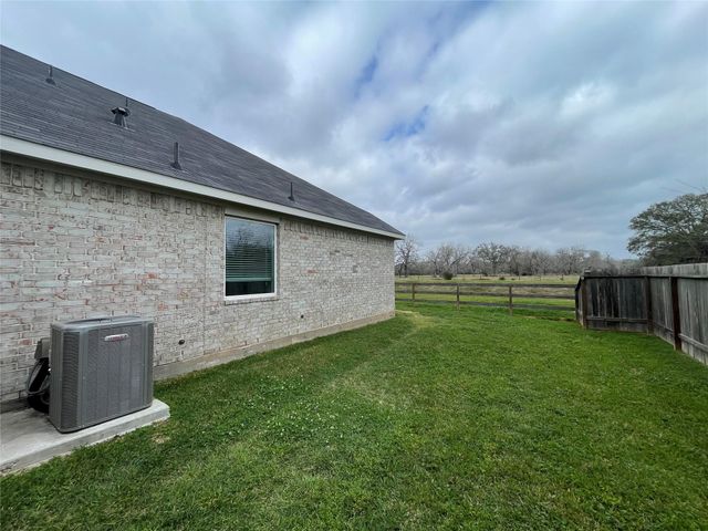 418 Wellshire Drive, West Columbia, TX 77486