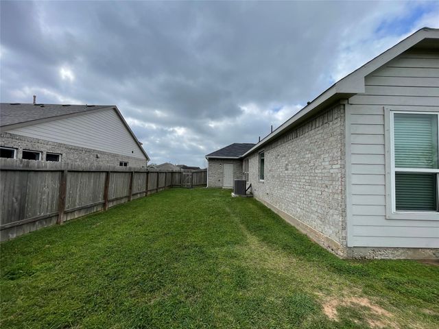 418 Wellshire Drive, West Columbia, TX 77486