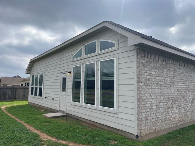 418 Wellshire Drive, West Columbia, TX 77486