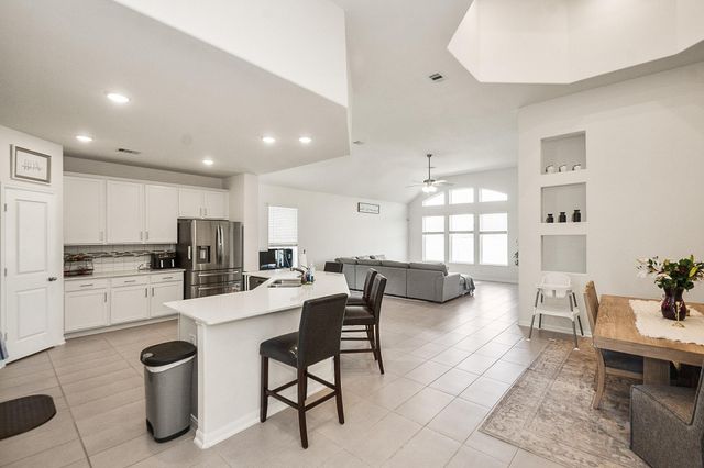 418 Wellshire Drive, West Columbia, TX 77486