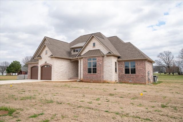 1238 Baylee Cir, Lawrenceburg, TN 38464