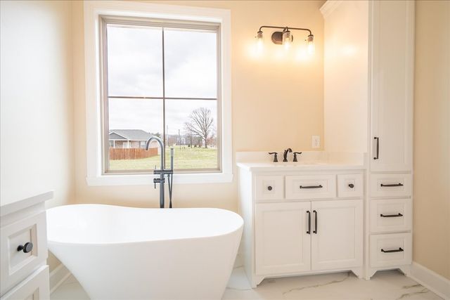 1238 Baylee Cir, Lawrenceburg, TN 38464