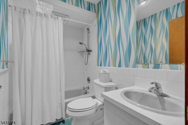 209 Squaw Trl, Hopatcong Boro, NJ 07821