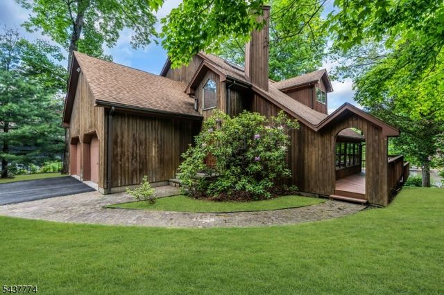 209 Squaw Trl, Hopatcong Boro, NJ 07821