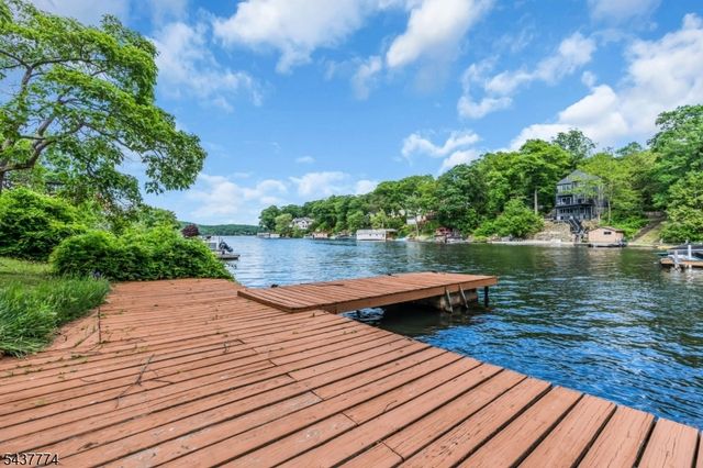 209 Squaw Trl, Hopatcong Boro, NJ 07821