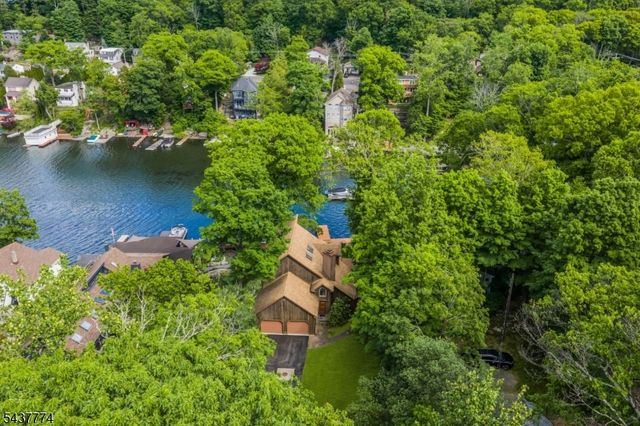 209 Squaw Trl, Hopatcong Boro, NJ 07821