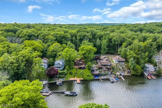 209 Squaw Trl, Hopatcong Boro, NJ 07821