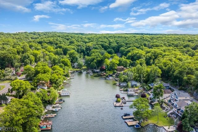209 Squaw Trl, Hopatcong Boro, NJ 07821